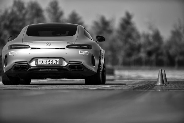 Comment le prix des voitures varie-t-il en fonction de la saison ?